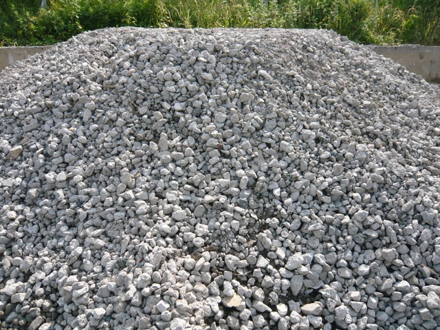 砕石とは人が砕いて作った石のこと！砂利との違いについても解説